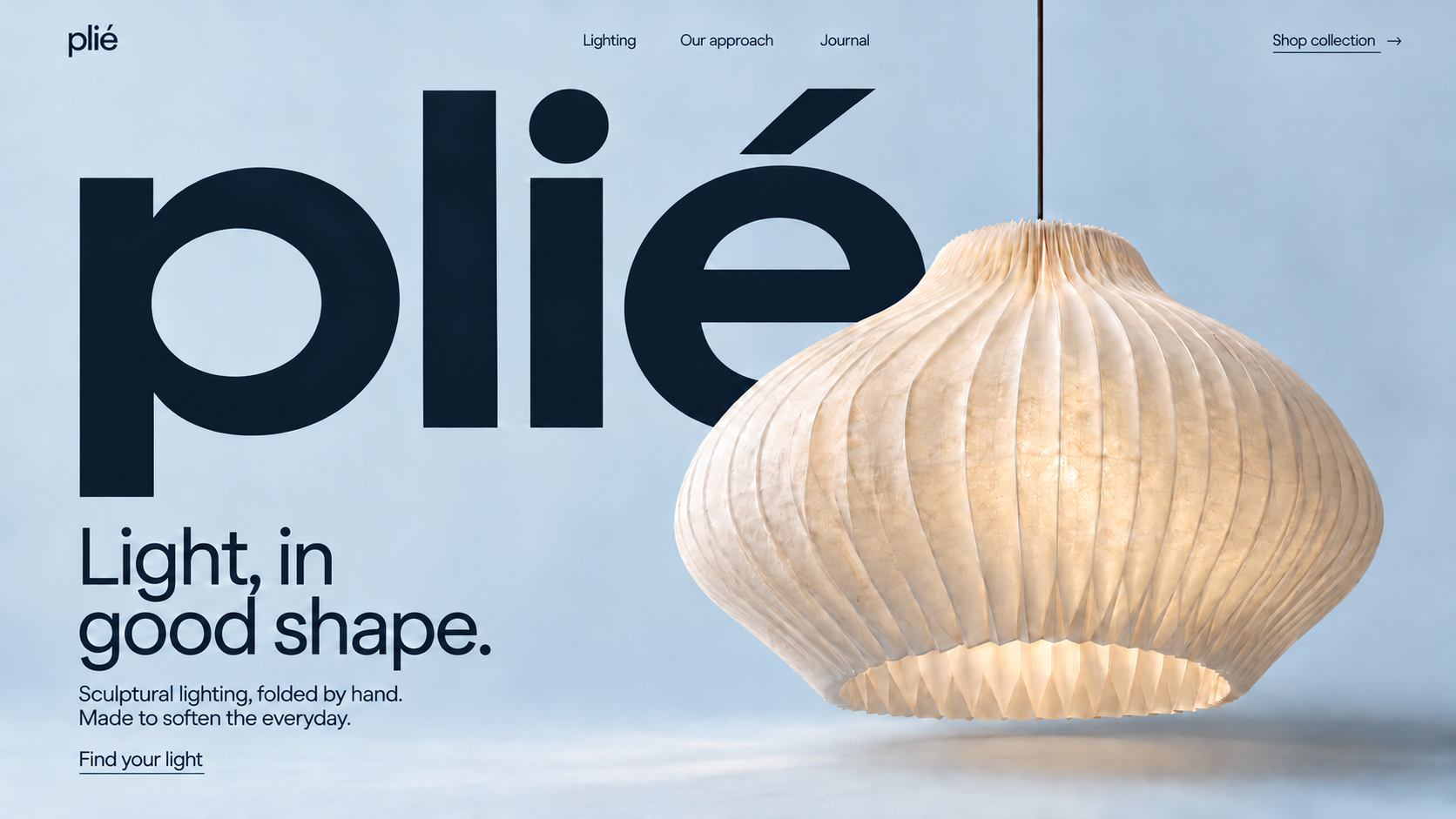 Concepto web de Plié sobre fondo azul claro, con una gran marca tipográfica y una lámpara de papel plegado iluminada.